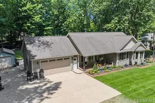 208 Chicago Ave, Holland, MI 49424 - Photo 2