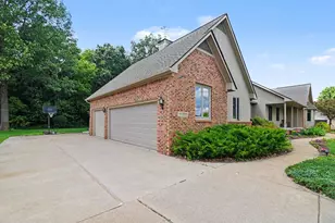 11202 Clovis Pointe Dr, South Lyon, MI 48178 - Photo 4