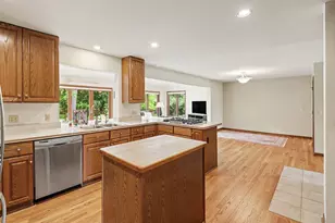 11202 Clovis Pointe Dr, South Lyon, MI 48178 - Photo 10