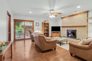 544 North Dr, Wyandotte, MI 48192 - Photo 2