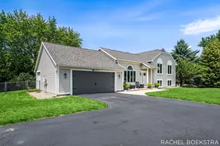 9271 Hessler Dr NE, Rockford, MI 49341 - Photo 4