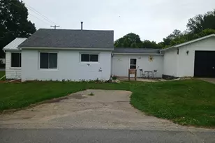 502 E Forest St, Edmore, MI 48829 - Photo 2