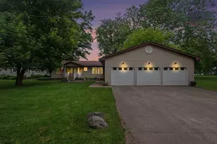 46896 Meadow Ln, Decatur, MI 49045 - Photo 2