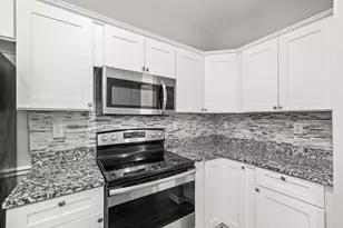 27333 Hidden Oaks Dr, Trenton, MI 48183 - Photo 4
