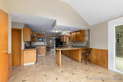 227 E Division Street NE, Rockford, MI 49341 - Photo 12