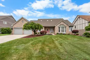 37120 Turnburry Dr, Livonia, MI 48152 - Photo 2