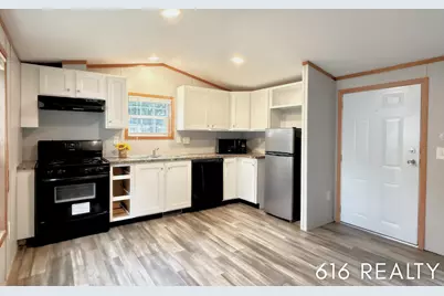 72 N Green Meadow Street SE, Grand Rapids, MI 49548 - Photo 2