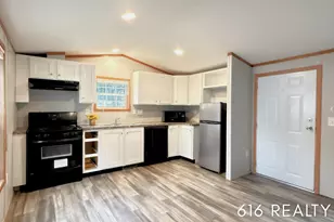 72 N Green Meadow St SE, Grand Rapids, MI 49548 - Photo 2