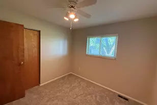 2060 Oakcrest Rd, Sterling Heights, MI 48310 - Photo 16
