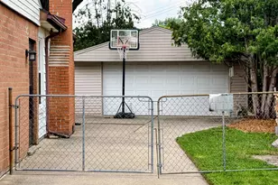 1577 S Dowling St, Westland, MI 48186 - Photo 2