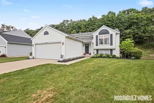 2007 Sandrel Dr NE, Grand Rapids, MI 49505 - Photo 2