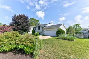 489 Sunmeadow Dr SE, Grand Rapids, MI 49508 - Photo 2