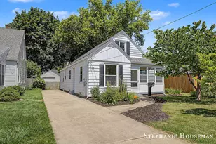 933 Mayhew Wood Dr SE, Grand Rapids, MI 49507 - Photo 2