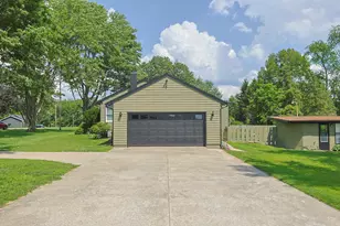 27201 Stuart St, Edwardsburg, MI 49112 - Photo 4