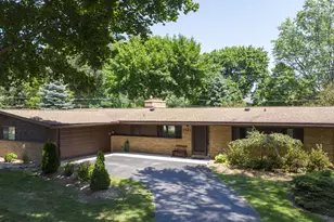 1521 Ledbury Dr, Bloomfield Township, MI 48304 - Photo 6
