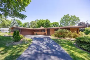 1521 Ledbury Dr, Bloomfield Township, MI 48304 - Photo 4
