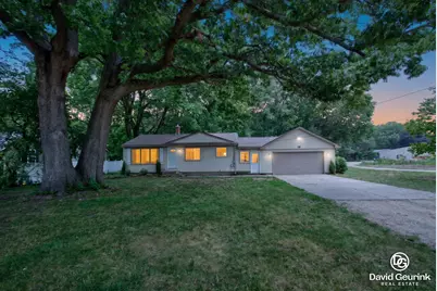 19 N Division Avenue, Holland, MI 49424 - Photo 2