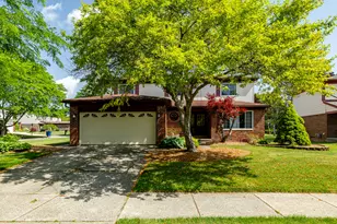 45692 Holmes Dr, Canton, MI 48187 - Photo 2