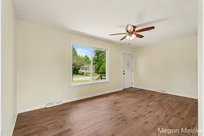 809 E Grant Street, Greenville, MI 48838 - Photo 6