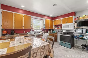 205 N Franklin St, Zeeland, MI 49464 - Photo 8