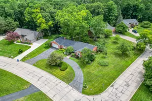 1899 Ledbury Dr, Bloomfield Hills, MI 48304 - Photo 2
