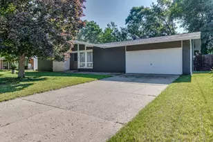109 Parkshore Dr, Battle Creek, MI 49014 - Photo 2
