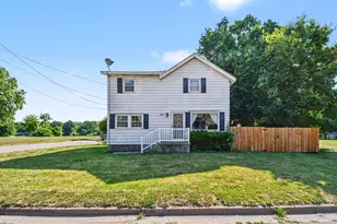 423 N Hudson St SE, Lowell, MI 49331 - Photo 2