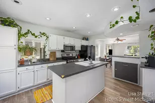 1131 Crescent St NE, Grand Rapids, MI 49503 - Photo 14