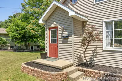 1131 Crescent Street NE, Grand Rapids, MI 49503 - Photo 2