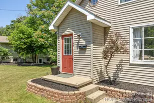 1131 Crescent St NE, Grand Rapids, MI 49503 - Photo 2