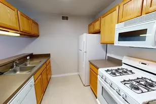 2785 S Knightsbridge Cir, Ann Arbor, MI 48105 - Photo 2