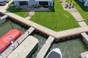 400 Lakeview Ct, Spring Lake, MI 49456 - Photo 2