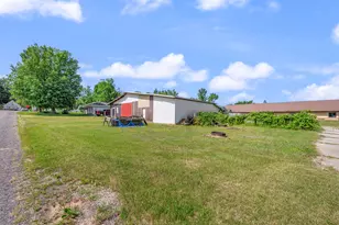 417 Walnut St, Howard City, MI 49329 - Photo 4