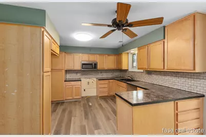 7676 Courtland Drive NE, Rockford, MI 49341 - Photo 8