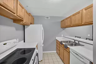 609 Curzon Ct, Howell, MI 48843 - Photo 6