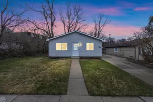 946 Fairview Ave, Pontiac, MI 48340 - Photo 1