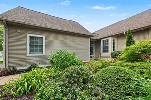 208 Pierce Lake Dr, Chelsea, MI 48118 - Photo 2