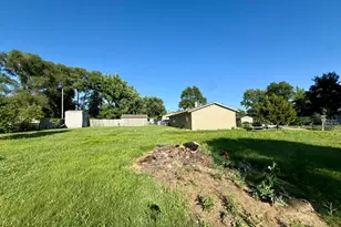 2431 Lawrence Dr, Benton Harbor, MI 49022 - Photo 4