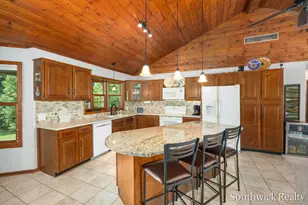 2484 Shadow Lake Ct NE, Grand Rapids, MI 49505 - Photo 12