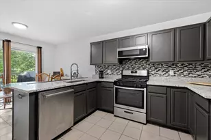 608 Heritage Cir, Fenton, MI 48430 - Photo 8