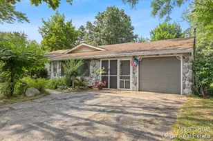 928 E Brierwood St, Greenville, MI 48838 - Photo 2
