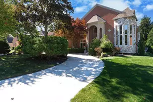 833 Lakewood Dr, Rochester Hills, MI 48309 - Photo 2