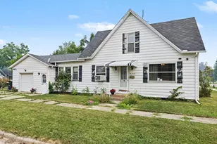 316 Magnolia St, Three Oaks, MI 49128 - Photo 2