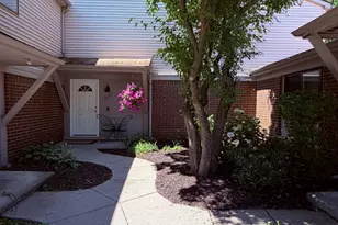 29757 Farmbrook Villa Ln, Southfield, MI 48034 - Photo 2