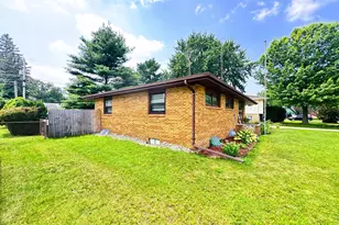 426 Eloise Dr, Benton Harbor, MI 49022 - Photo 2
