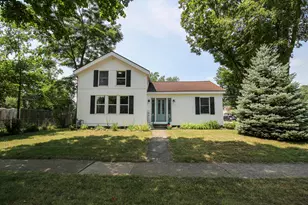 422 Maple St, Three Rivers, MI 49093 - Photo 2