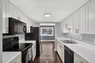 2437 Hampton Ct SE, Grand Rapids, MI 49546 - Photo 14