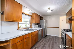 2215 Maguire Ave NE, Grand Rapids, MI 49525 - Photo 2