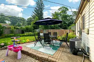 1036 N Maple Rd, Ann Arbor, MI 48103 - Photo 2