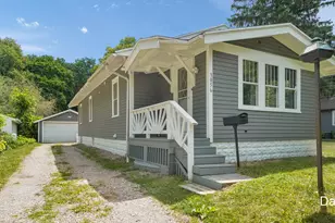 3056 Effie Pl NE, Grand Rapids, MI 49505 - Photo 2
